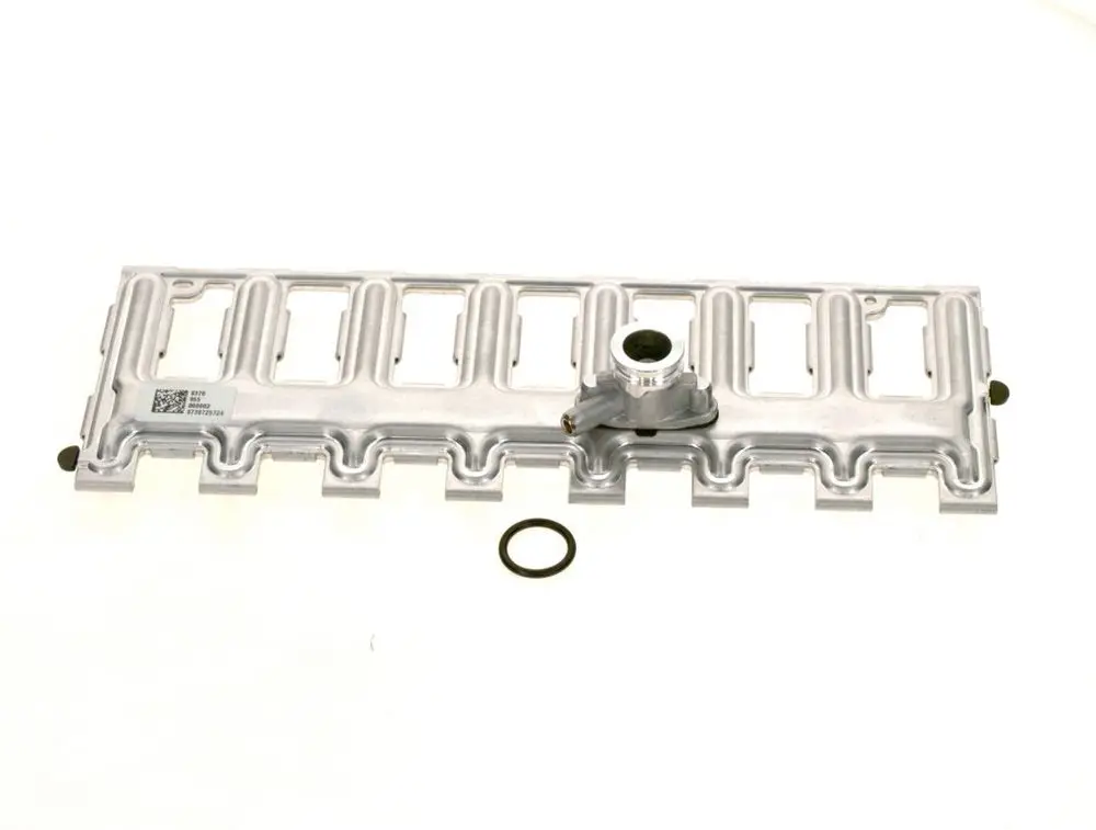 BOSCH Verteilrohr aus Aluminium mit mehreren Öffnungen und einer angeschlossenen Komponente, sowie einem O-Ring. Klar strukturierte Oberfläche.